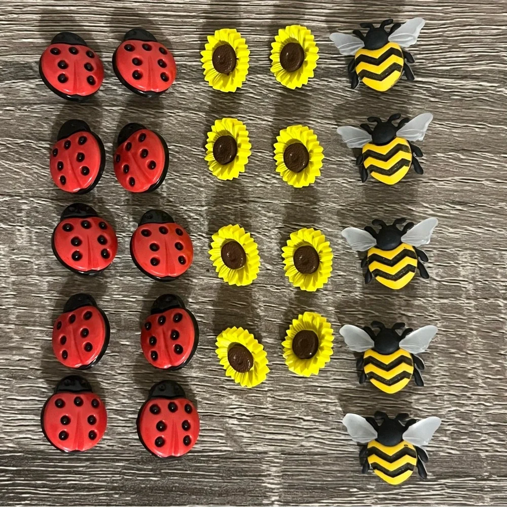 NWOT Ladybug Sunflower & Bee Craft Buttons Set - Picture 1 of 2